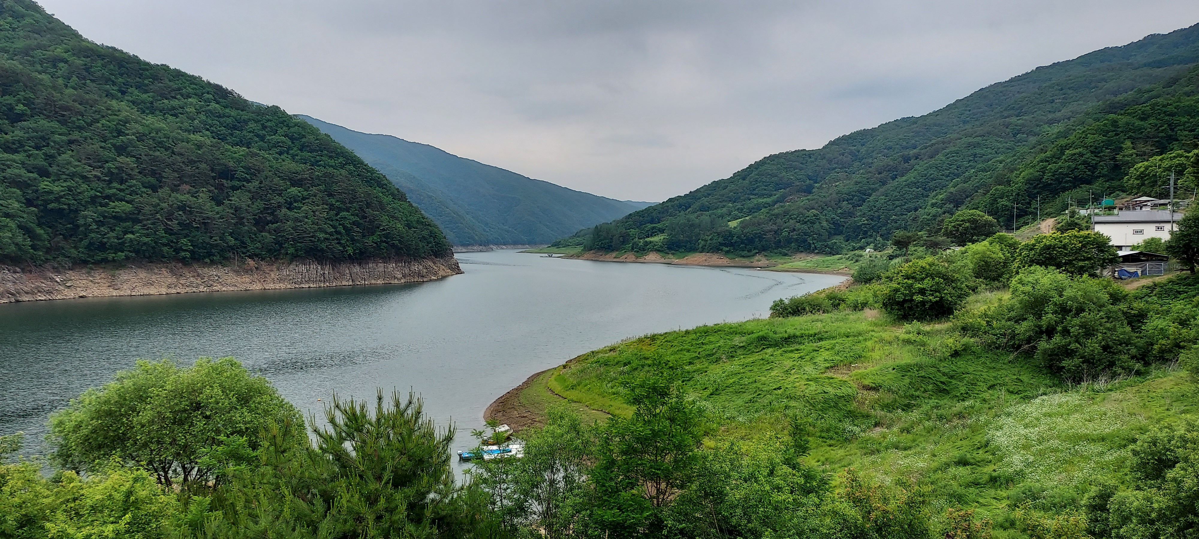 저 멀리 오른쪽 산자락 끝에 수동분교가 있다-20220610_140357.jpg