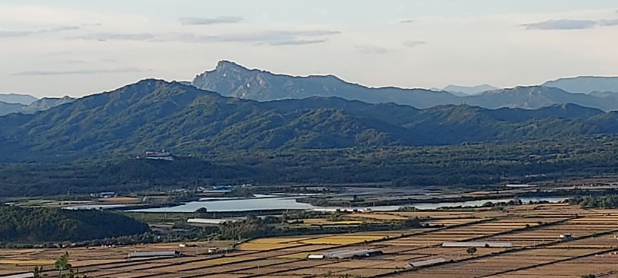 뒷편 중간 왼쪽이 김일성 고지-20210926_174040.jpg